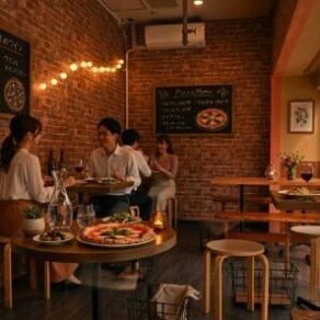 デートや女子会、少人数での宴会など様々なシーンで使いやすい広々としたテーブル席をご用意しております