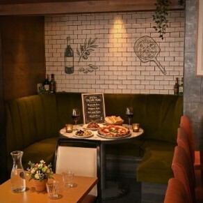 丸テーブルを囲むソファー席！人気なのでお早目にご予約下さい。