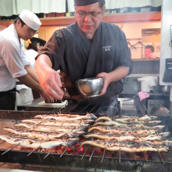 Horitsu鰻魚的最大特點是手工燒烤，大阪燒製全木炭燒烤配方。我當時使用狀況良好的鰻魚。