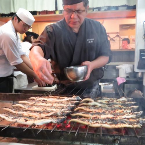 <p>堀忠の鰻の最大の特徴は職人手焼き、完全炭火焼の大阪地焼き製法です。その時々で状態の良いの鰻を使用 しております。</p>
