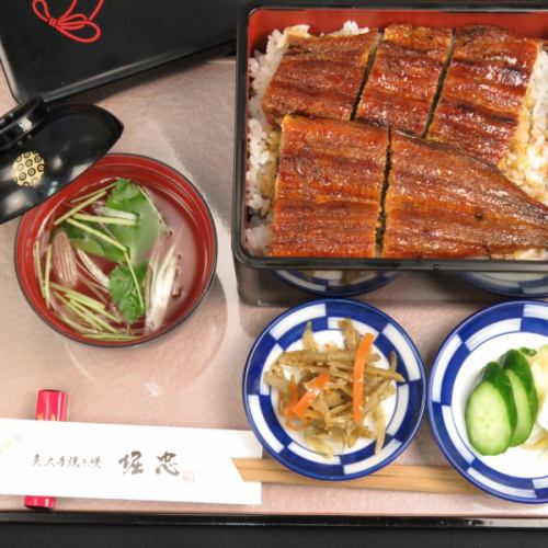 The eel restaurant "Horichu" next to the central market! Unaju starts at 2,200 JPY (incl.