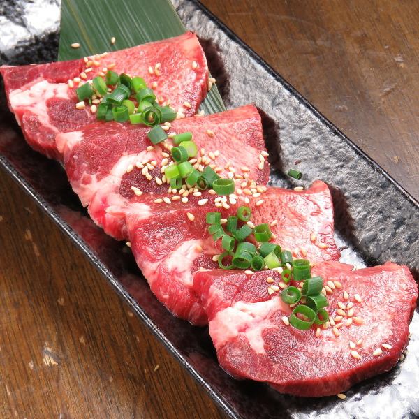 [荷尔蒙以外的丰富肉类♪]牛犊牛（590日元〜），原味（680日元），里脊肉（680日元）以及猪肉托罗（480日元），熏肉（380日元）可以品尝到各种各样的零食！常盘亭牛舌（880日元）让您可以用自己喜欢的烤肉品尝厚厚的牛舌片！