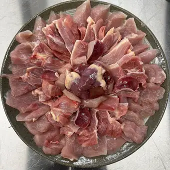 【信楽陶板焼で味わう】滋賀県産地鶏・近江黒鶏の陶板焼き