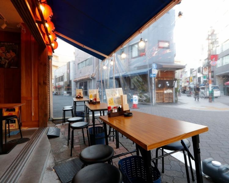 [Retro 1F] The 1F can be enjoyed in a retro atmosphere with a downtown Asakusa atmosphere.There are 5 counters and 4 tables for 2 people, so you can stop by.Please use it in various scenes such as after sightseeing in Asakusa, after work, when you feel like drinking a choi!