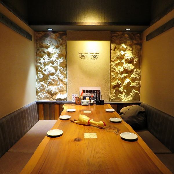 [Popular complete private room] A room for 6 to 8 people ♪ You can hold a banquet without worrying about the eyes of other customers! It is a space where you can enjoy Okinawa as a whole by drinking, singing and making noise. It is a popular seat, so it is recommended that you come to the store early!