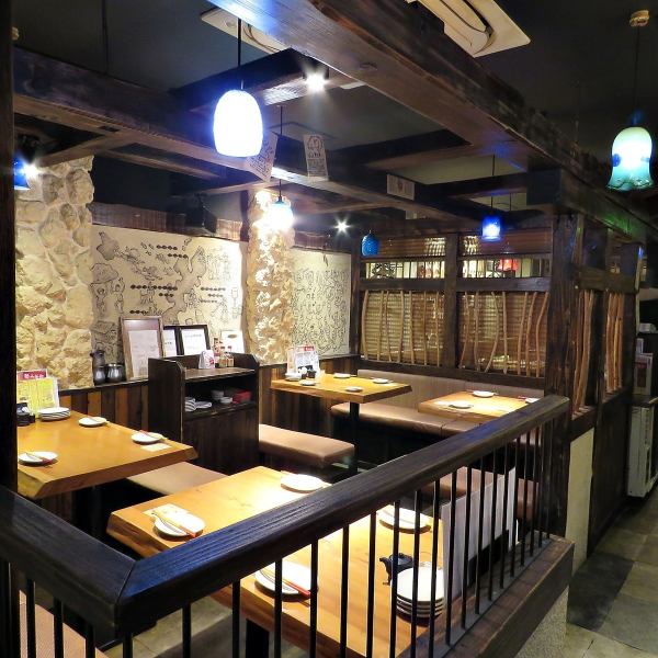 [Table seats / digging seats / private rooms] The interior of the restaurant, which has the atmosphere of an Okinawan izakaya, is a lively space that anyone can get close to. We have various seat types to suit the scene. It can be used not only for company banquets but also for private banquets such as girls-only gatherings and birthdays !! Enjoy Okinawa in a lively space ♪