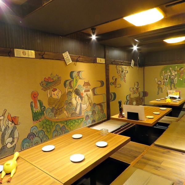 [Golden-based interior] Prepared according to the number of people! The gorgeously decorated interior is reminiscent of Okinawa.We have private rooms and semi-private rooms for 6/12/15/22 people !! We will propose seats for various banquets such as welcome parties, farewell parties, alumni associations, gatherings with friends, etc.We also have a group private room where 20 to 24 people can sit together!