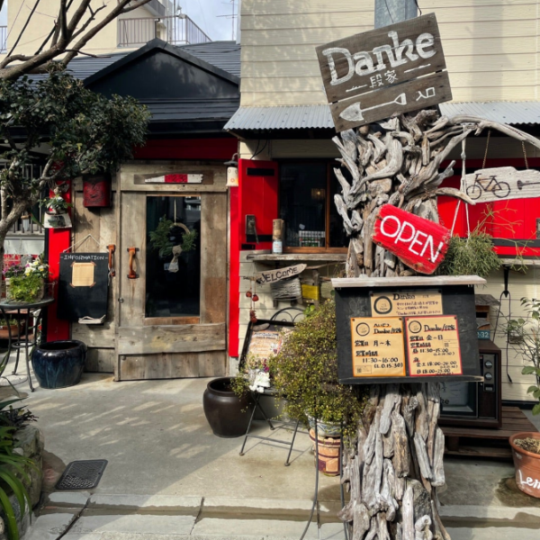 [A 4-minute walk from Senrioka Station♪] The owner, who works as an architect, built this hideaway in a back alley by himself.It's a cute space with a focus on the interior and exterior.It's perfect for taking pictures, so it's also recommended for girls' nights out and dates.