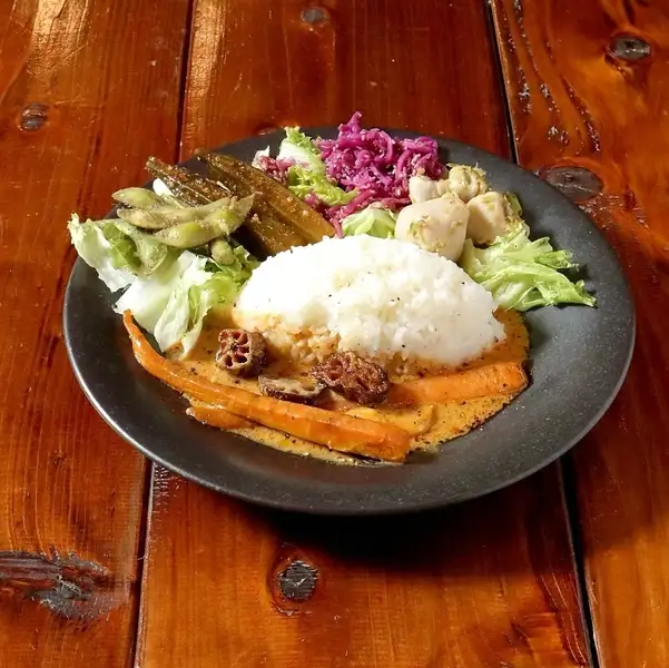 カレー　(ココナッツカレー(チキンorサババジル)  花山椒麻婆キーマカレー、月替わりカレー)　