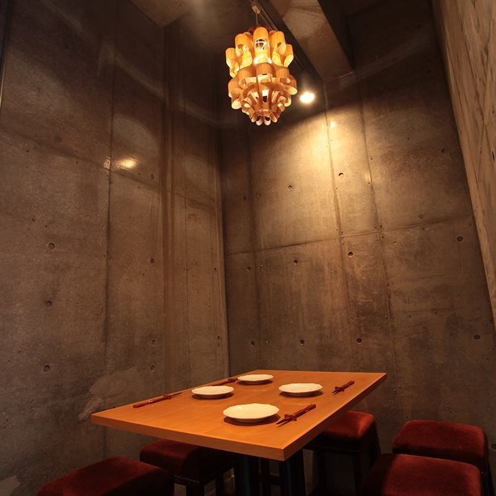 [Stylish] The restaurant has a mature atmosphere surrounded by concrete