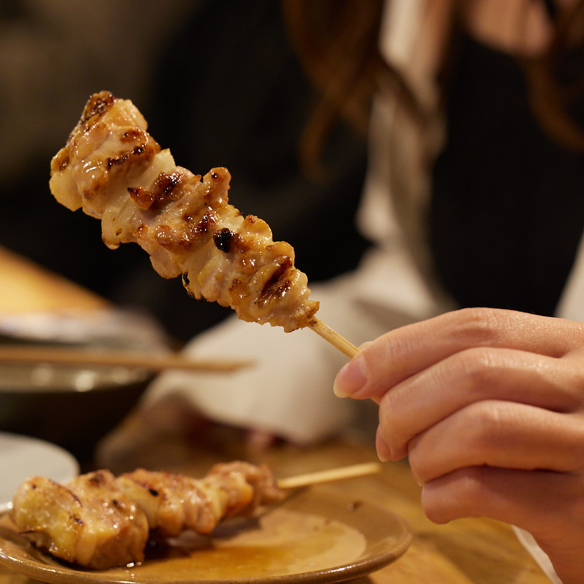 熟練の職人が一本一本丁寧に仕上げる焼鳥、名物野菜巻き串