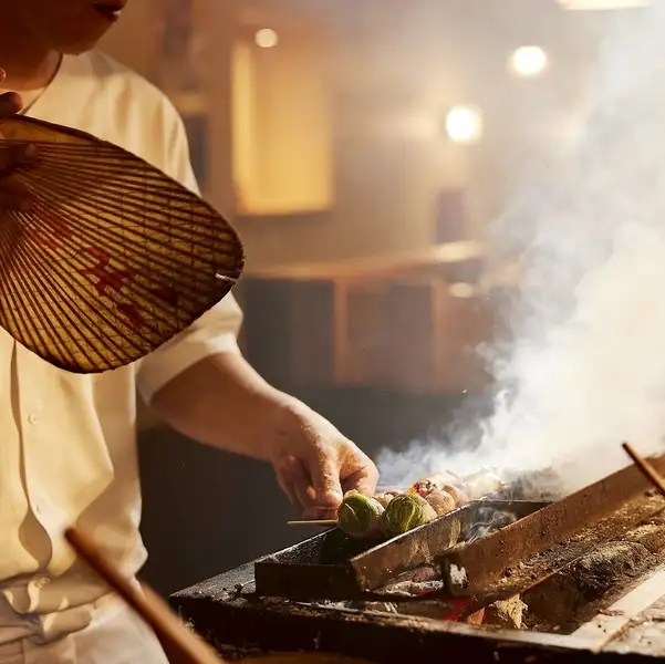 【ライブ感が食欲をそそるカウンター席】一力で人気のカウンター席はからは、職人による華麗な手捌きを望むことができ食欲をそそります。デートや気軽な飲み会にはもちろん、お1人様でもゆったりとお過ごしいただけます。お近くにお越しの際は、ぜひお気軽にお立ち寄りください。