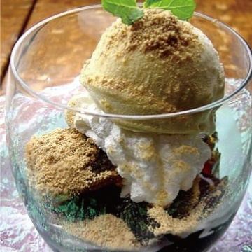 日式冻糕配红糖琼脂和蕨麻糬