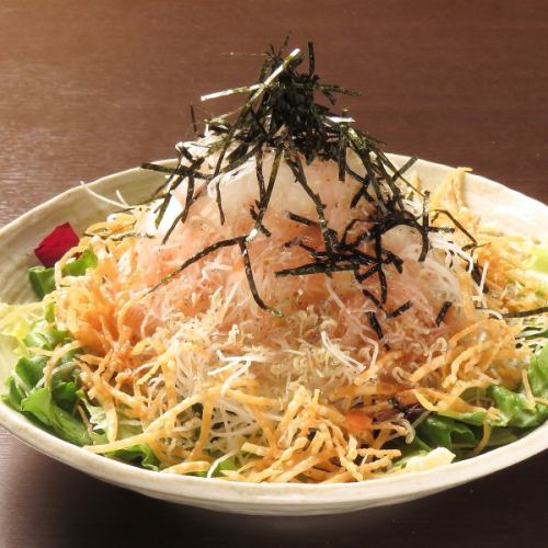 脆皮銀魚、餛飩和蘿蔔沙拉