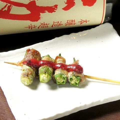 Okra wrapped in pork on a skewer (one skewer)
