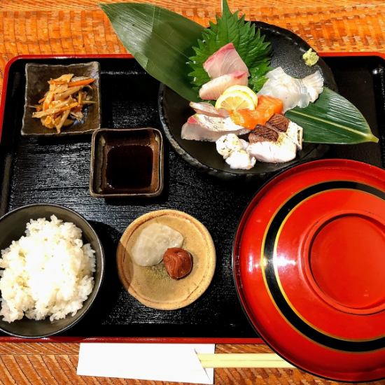 お刺身や天ぷらの定食など、常連さんも飽きさせないラインナップ
