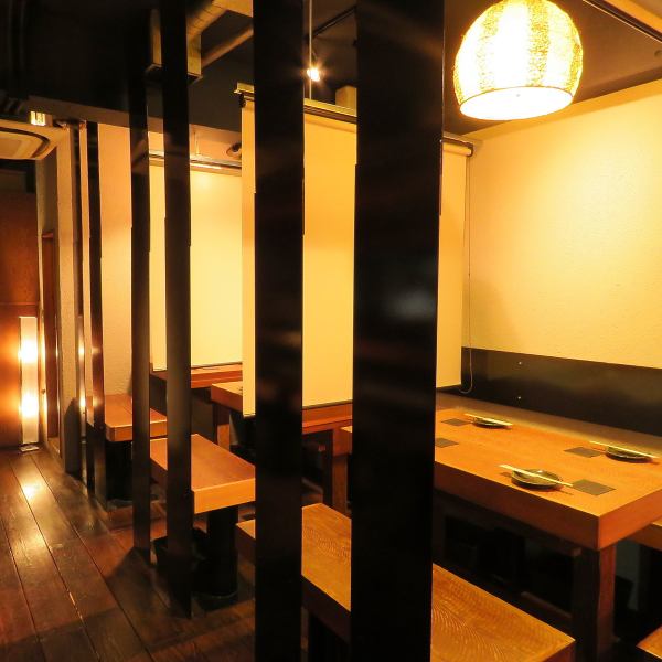 The table seats are lining horizontally, but you can use it as a private room as you can partition by table with roll screen.The brightness of the lighting is reasonable, and it is a space where jazz music flows and it calms down.