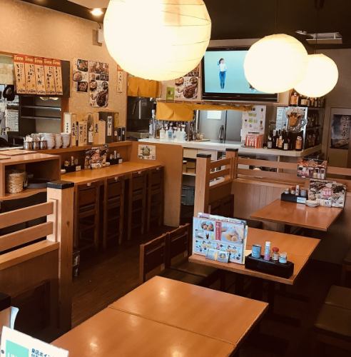 <p>Inside the store with table seats centered around the counter.Recommended for people in their 20s and 30s and families ♪</p>