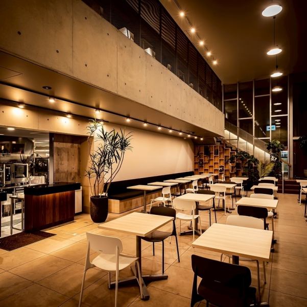 氛圍：CAFE BLOOMY'S KASUKABE 是一家明亮開放的咖啡館，白天提供輕鬆的時光，但到了晚上，氛圍就完全改變了。店內燈光柔和，設計精緻而現代。一片平靜的空間蔓延開來。這是與朋友或同事聚會的最佳場所。