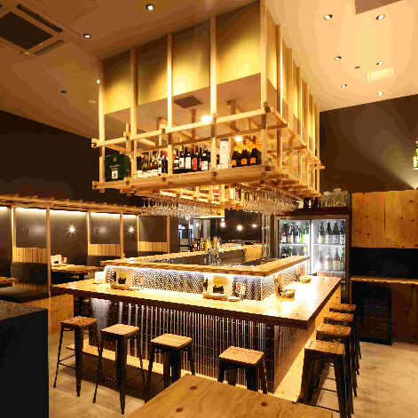 お1人様、仕事帰り、お友達同士、デートでも気軽に寄りやすいダブルカウンター。