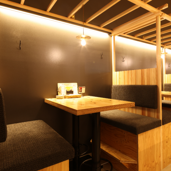テーブル席もご用意。お友達同士、デートでもお気軽にどうぞ。