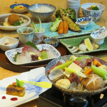 ■ 深川式迷你火锅套餐，包含和牛和蛤蜊。120分钟无限畅饮，原价8500日元 → 使用优惠券后8000日元。