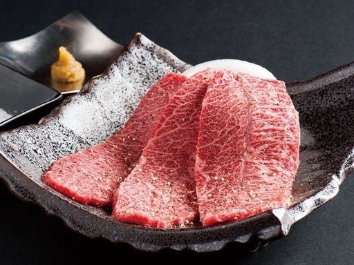 Enjoy grilled meat made from carefully selected ingredients, black-haired Wagyu beef motsunabe, and pork motsunabe from Toyama Prefecture.