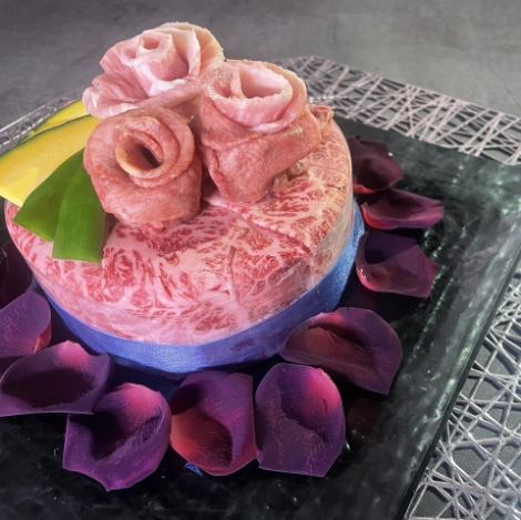 [Perfect for anniversaries and birthdays♪] A special surprise with a meat cake! 5,000 yen (tax included) *Reservation required