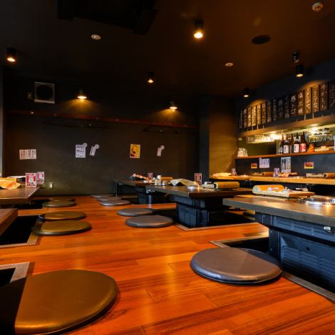 黒が基調のシックな雰囲気は、まさに大人の隠れ家。無煙ロースターで臭いも付きづらく、肉女子会にもオススメです◎