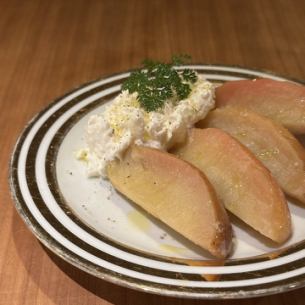 奶油馬蘇里拉起司和烤蘋果卡普雷塞