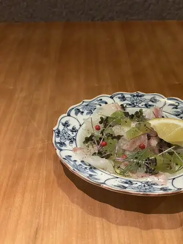 キウイと食べる真鯛のカルパッチョ