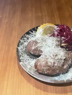 【おススメ】粗挽き肉の自家製サルシッチャ串ペコリーノチーズがけ 2本入