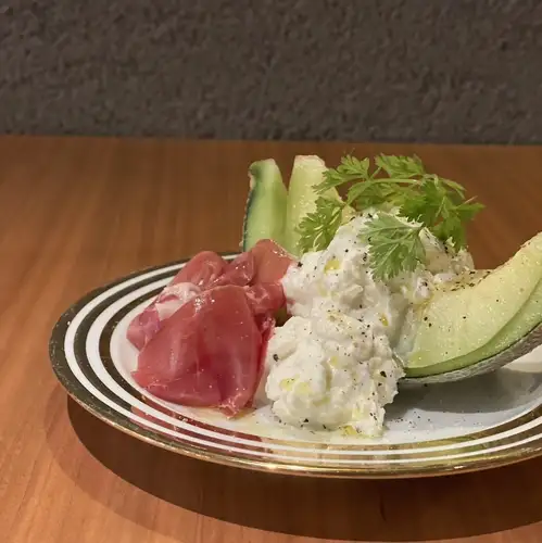 クリーミーモッツァレラとメロンのカプレーゼ