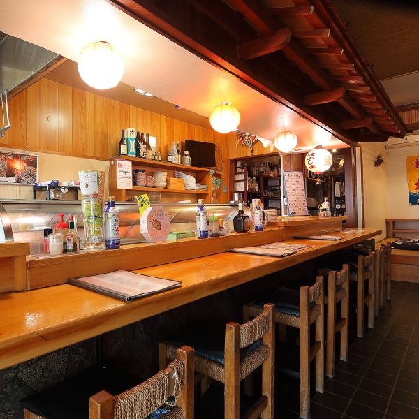 当店のカウンター席は、12席分ご用意しており、お一人様でも大歓迎です。仕事終わりのサク飲みに最適な雰囲気で、気軽に立ち寄ることができます。少人数でのご宴会などでも最適で美味しいお料理とお酒をぜひお楽しみください。リラックスした空間で、心ゆくまでおくつろぎいただけます。