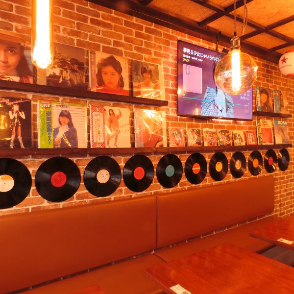 一歩足を踏み入れると目に飛び込んでくるのは壁面の懐かしいレコード盤。あの頃憧れたアイドルや円盤が擦り切れるほど聞いた名盤の数々。店内に流れる音楽も青春を思い起こさせるような旋律ばかり。まさに《タイムスリップ》を体感すること間違いなし！懐かしいながらも古臭くない昭和の古き良き時代をお愉しみください。