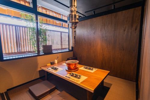 半個室のテーブル席を用意