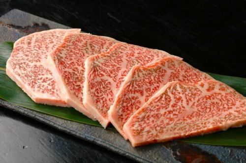 焼肉の定番。ジューシーな肉質が◎【カルビ＜松＞】