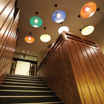 シックで、落ち着いた大人の雰囲気の店内。ちょっとお洒落な空間で上質なお肉をご堪能ください!お席は広々としており、ごゆっくりお寛ぎ頂けます♪普段使いでも、大切な接待や会社宴会、デート、ご家族と。様々なシーンでご利用頂けます!人数によってお席をご準備いたしますので、お気軽にお越しください♪