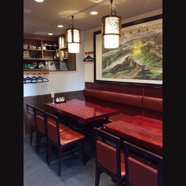 広々とした店内。中華料理店らしい内装と温かみのある照明がリラックスできる雰囲気を生み出しています。広めのテーブルでお食事を最後までごゆっくりとお楽しみいただけます♪親しい友人や家族でのご利用にも最適です！