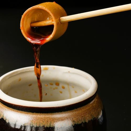 烤肉店的命脉在于我们的特制酱汁，它能带出肉的鲜美滋味。