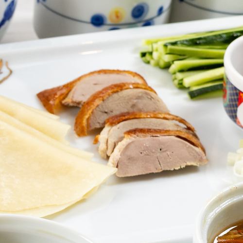 高級食材のアワビや伊勢海老をふんだんに使用した海鮮炒めやツバメの巣もあります。