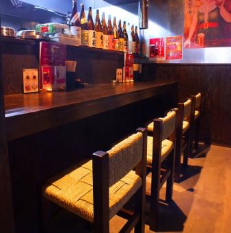 We have counter seats that can be easily used by one person.It is possible to handle various scenes such as Saku only on the way home from work, drinking parties with friends, dating with couples and couples!