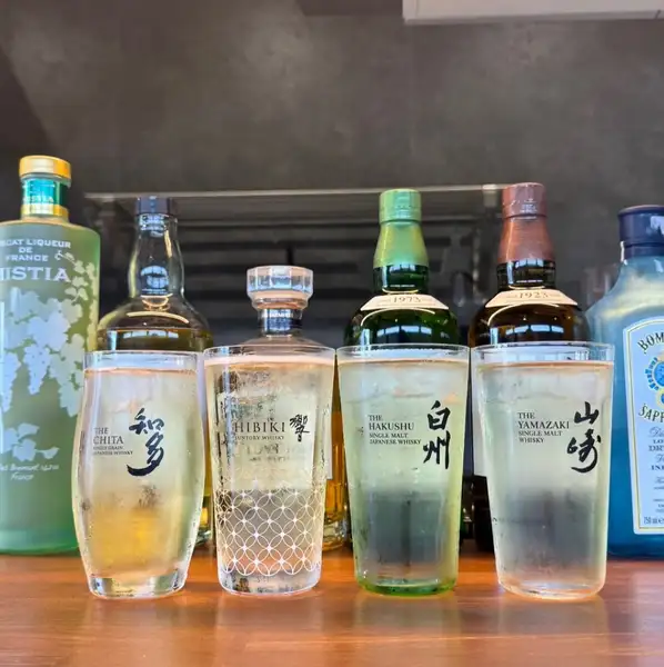地元密着で居心地の良い店内。要望に応じたメニュー追加や、毎月の期間限定メニューで訪れるたび新しい発見。ジャパニーズウィスキーは専用グラスで提供するなど、お酒好きにも嬉しいサービスが充実。