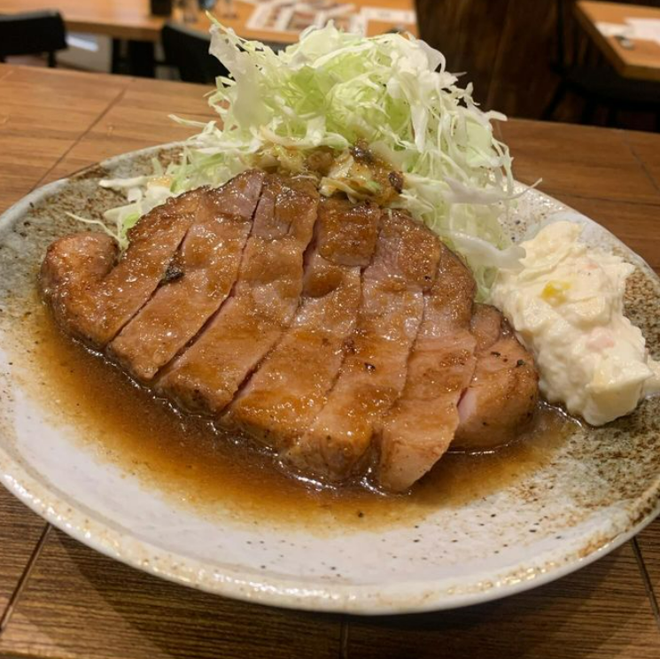 分厚い豚肉を使用した定食を豪快に！！