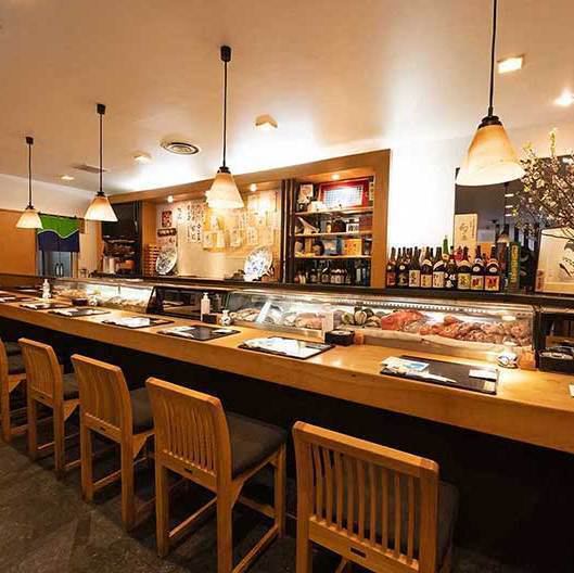カウンター席はおひとり様からお気軽にご利用いただけます。磨き込まれた職人の技を目の前でご覧ください。