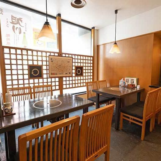 一階はカウンター席の他に小上がり席、テーブル席がございます。小上がり席はゆったりと寛げ、小さなお子さま連れのお客様にもオススメです。和の趣のある店内でお食事をお楽しみください。