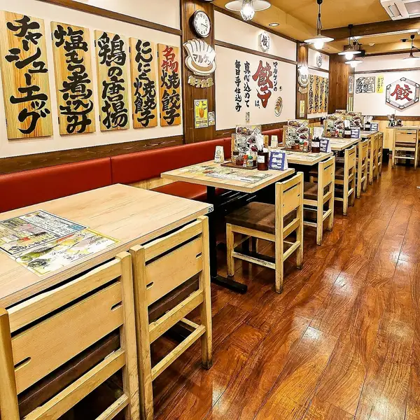 【ご家族との食事や女子会に最適★】片側ソファータイプのシートでゆったり寛げるテーブル席は、小さなお子様がいるファミリーはもちろん、普段使いの居酒屋ディナーや女子会にも超人気！平日の夜はお得な【お会計１０％OFFクーポン】を活用して、当店自慢の中華料理と冷えた生ビールをリーズナブルにご堪能あれ♪