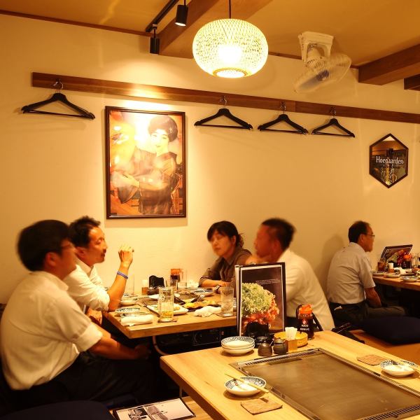 Eat teppan dishes, drink and talk at the digging table.