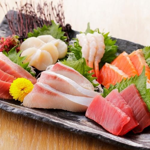 【從海裡直接捕撈】嚴選新鮮魚類的生魚片