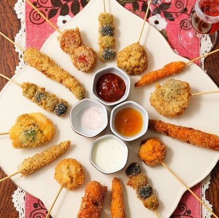 揚げ物好き必見の串揚げ食べ放題！サクッと軽い衣で揚げた串は、何本でも食べられる絶妙なバランス。